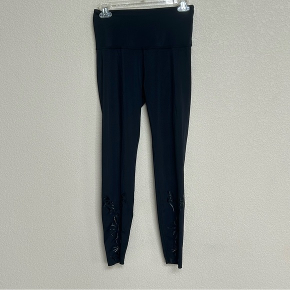 Beyond Yoga Women’s Black High Waist Leggings Size Small Geometric Cutout Detail - Picture 1 of 6